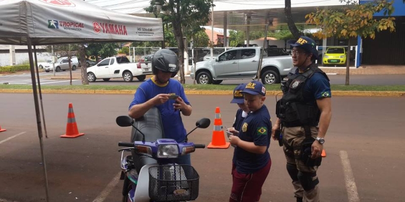 Alunos do 5º ano atuaram como Policiais Rodoviários Federais Mirins em campanha de conscientização do trânsito, na área central de Marechal Cândido Rondon